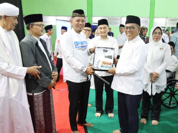 Safari Ramadan di Cilegon, Andra Soni Tegaskan Komitmen Pendidikan Gratis di Banten