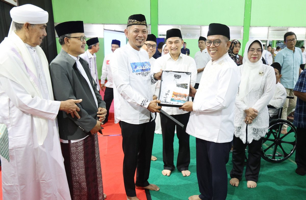 Safari Ramadan di Al Khairiyah, Andra Soni tegaskan komitmen sekolah gratis dan salurkan bantuan sosial di Cilegon, Banten.