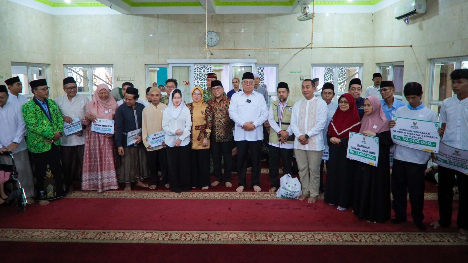 Benyamin Davnie dampingi Gubernur Banten Andra Soni safari Ramadan di Masjid Arrohman Serpong sekaligus salurkan bantuan.