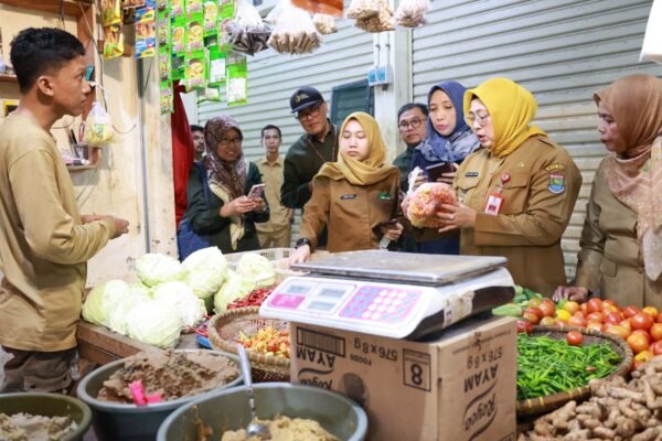 Wabup Tangerang monitoring harga sembako di Pasar Cisoka. Cabai rawit naik, stok pangan jelang Lebaran tetap aman.