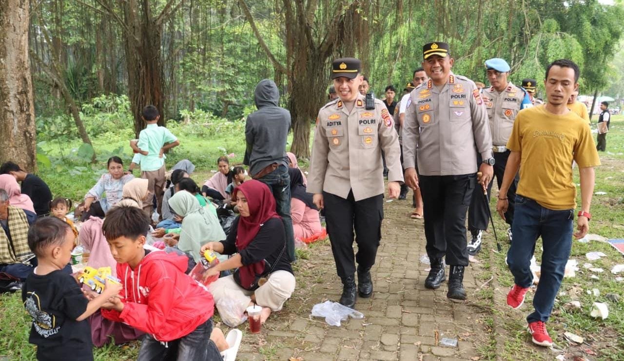 H+5 Lebaran, wisata alam Solear Tangerang masih dipadati pengunjung. Polisi siagakan personel untuk pengamanan dan kelancaran wisata.