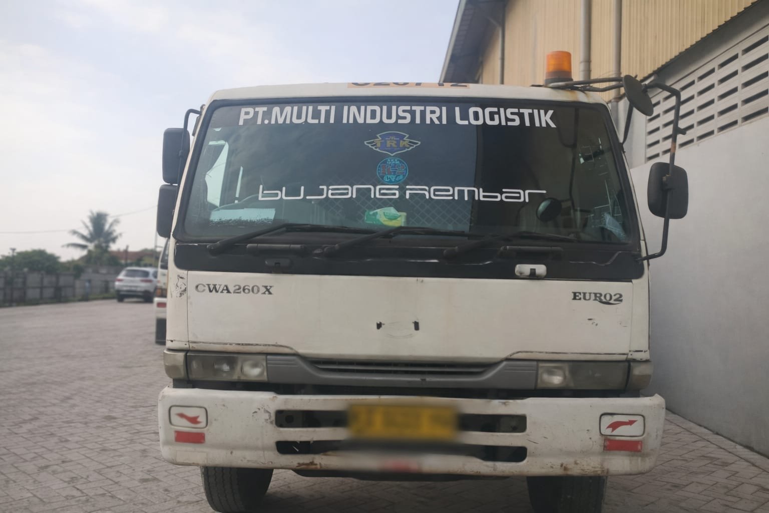 Seorang sopir tewas diduga terlindas kontainer saat istirahat di gudang PT Harindra Jayanti. Polisi lakukan penyelidikan dan visum korban.