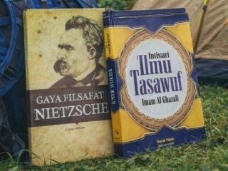 Antara Api dan Hujan: Perjalanan Menemukan Makna Hidup dari Nietzsche, Derrida, hingga Al-Ghazali