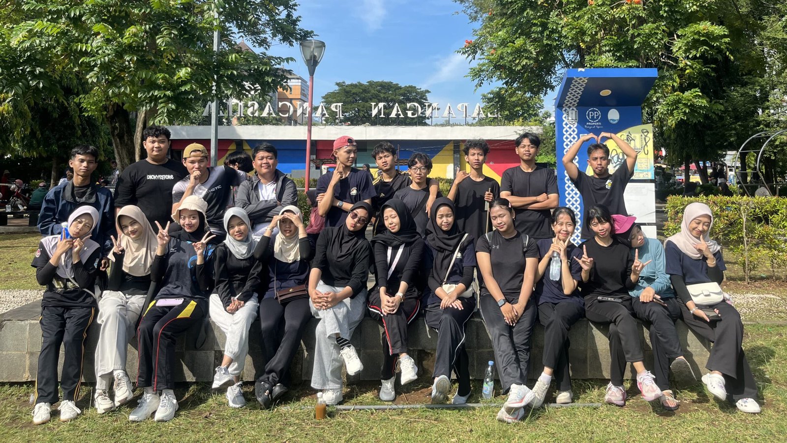 Mahasiswa PPKn UPGRIS gelar Sehat Bersama di CFD Simpang Lima untuk tingkatkan kebugaran, kebersamaan, dan gaya hidup sehat.