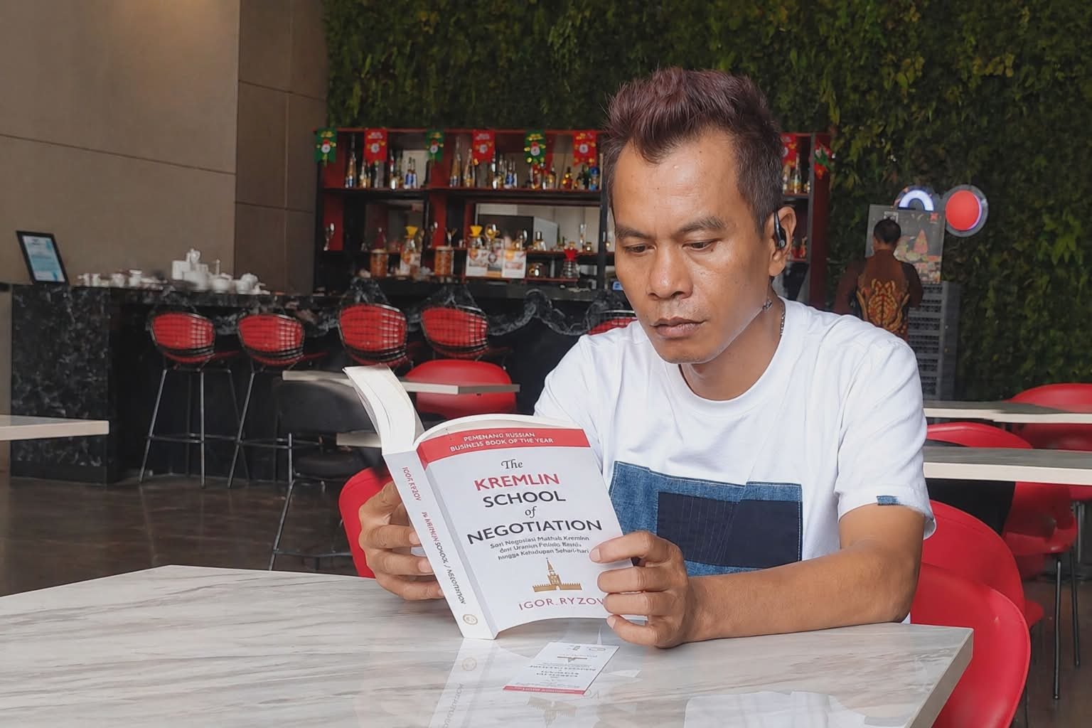 Membaca memperkaya dialog batin, menajamkan nalar, dan membantu manusia memahami diri, realitas, serta makna hidup.