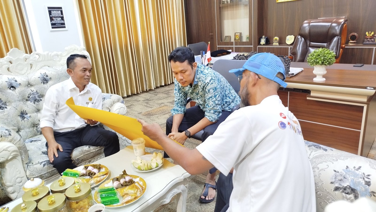 Wakil Wali Kota Serang Nur Agis Aulia melihat DED perencanaan pembangunan pariwisata di Kota Serang bersama Pokdarwis, Rabu (8/4/2026)