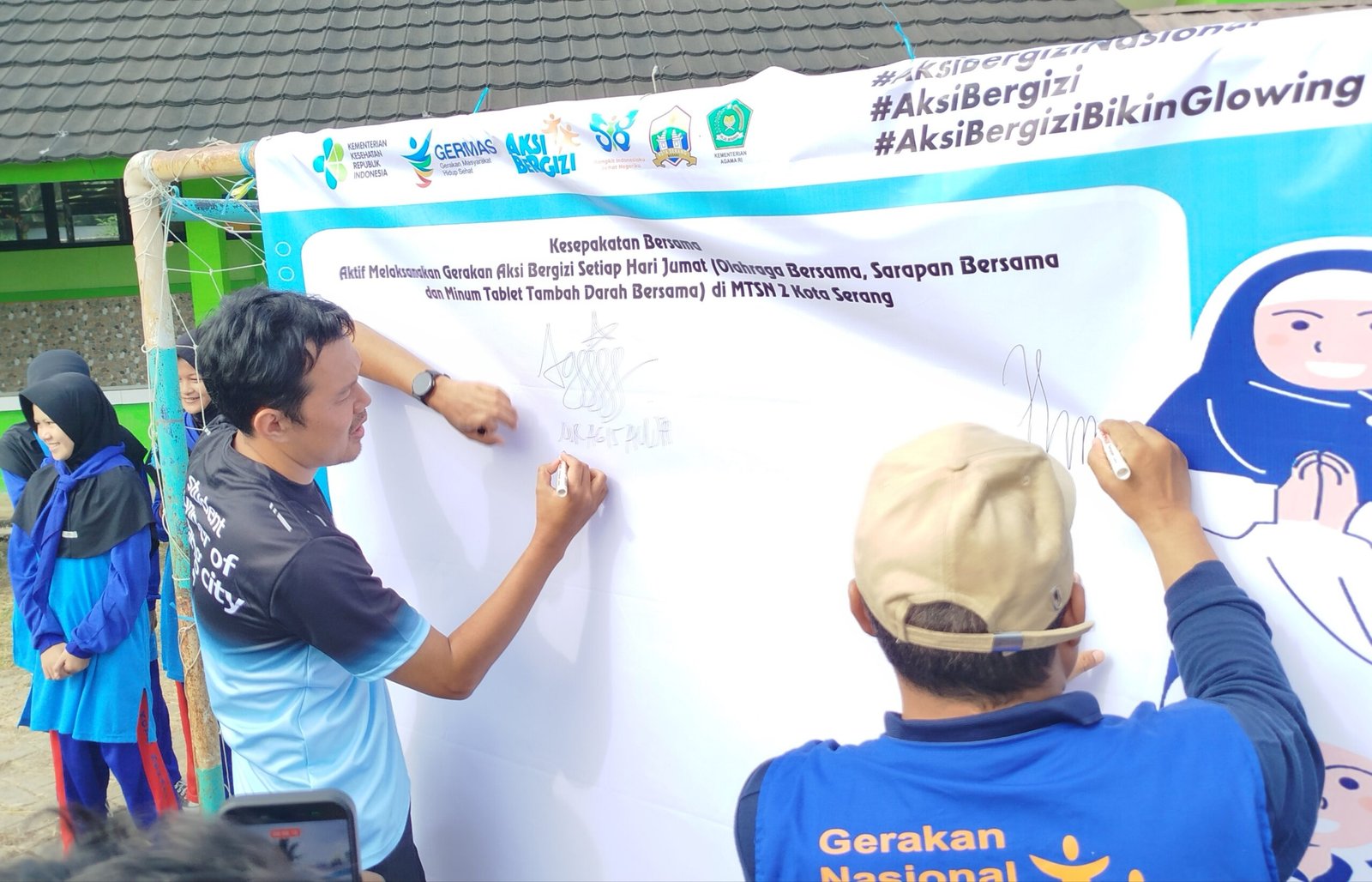 Wakil Walikota Kota Serang bersama Kepala Dinas Kesehatan Kota Serang Ahmad Hasanudin tandatangani kesepakatan bersama aktif melaksanakan gerakan aksi bergizi setiap hari Jumat (olahraga bersama, sarapan bersama, minum obat tambah darah bersama) di MTsn 2 Kota Serang