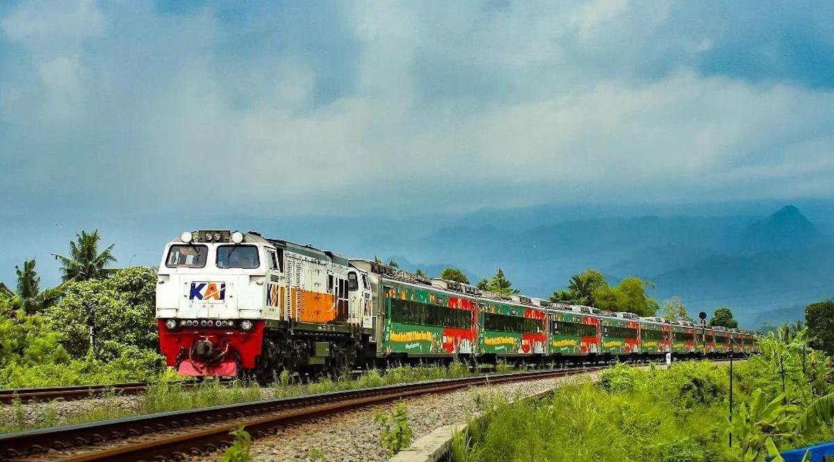 PT KAI beralih ke B40 untuk lokomotif dan genset, dukung energi hijau, tekan emisi karbon, dan percepat transisi energi bersih nasional.