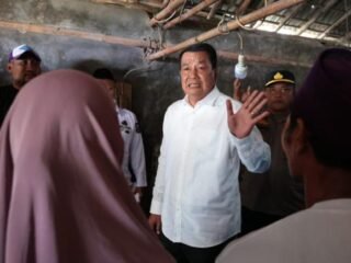 Bupati Tangerang Tinjau Rumah Tak Layak Huni di Pakuhaji, Salurkan Bantuan Perbaikan