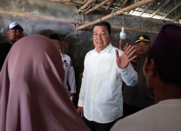 Bupati Tangerang Tinjau Rumah Tak Layak Huni di Pakuhaji, Salurkan Bantuan Perbaikan