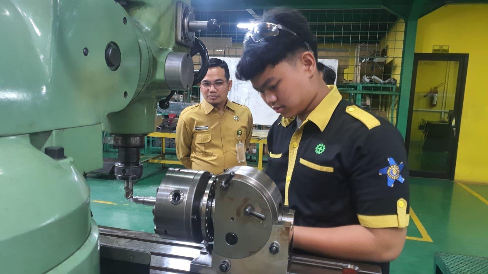 Murid SMK Negeri 5 Tangerang tunjukkan kemampuan lewat Uji Kompetensi Keahlian (UKK) langsung di Industri Cikupa, siap kerja.