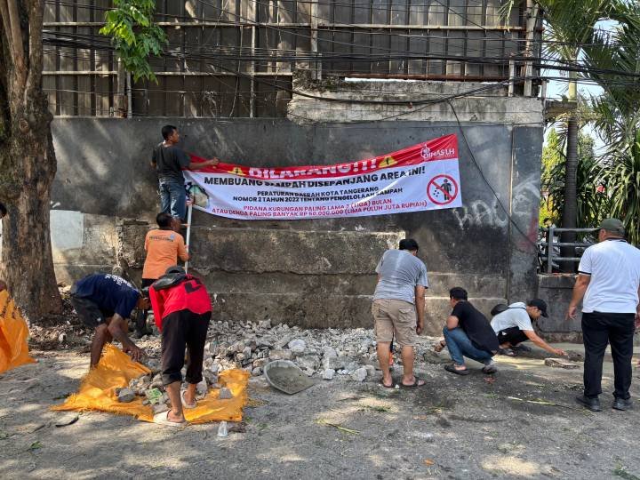 Pemkot Tangerang tertibkan TPS liar di Bona-Sekneg Pinang, dibongkar dan dijadikan depo transit demi kebersihan warga.