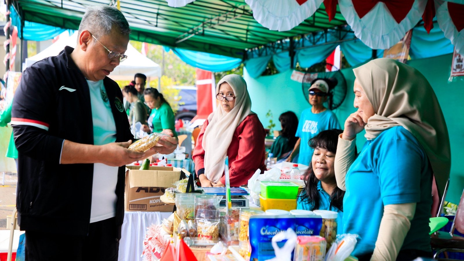 Benyamin Davnie dorong UMKM Tangsel naik kelas lewat pelatihan, digitalisasi, dan akses pembiayaan guna perkuat ekonomi lokal.