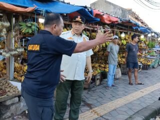 Pemkot Tangsel tertibkan parkir liar di Pasar Ciputat secara persuasif untuk mengurai kemacetan dan tingkatkan ketertiban.