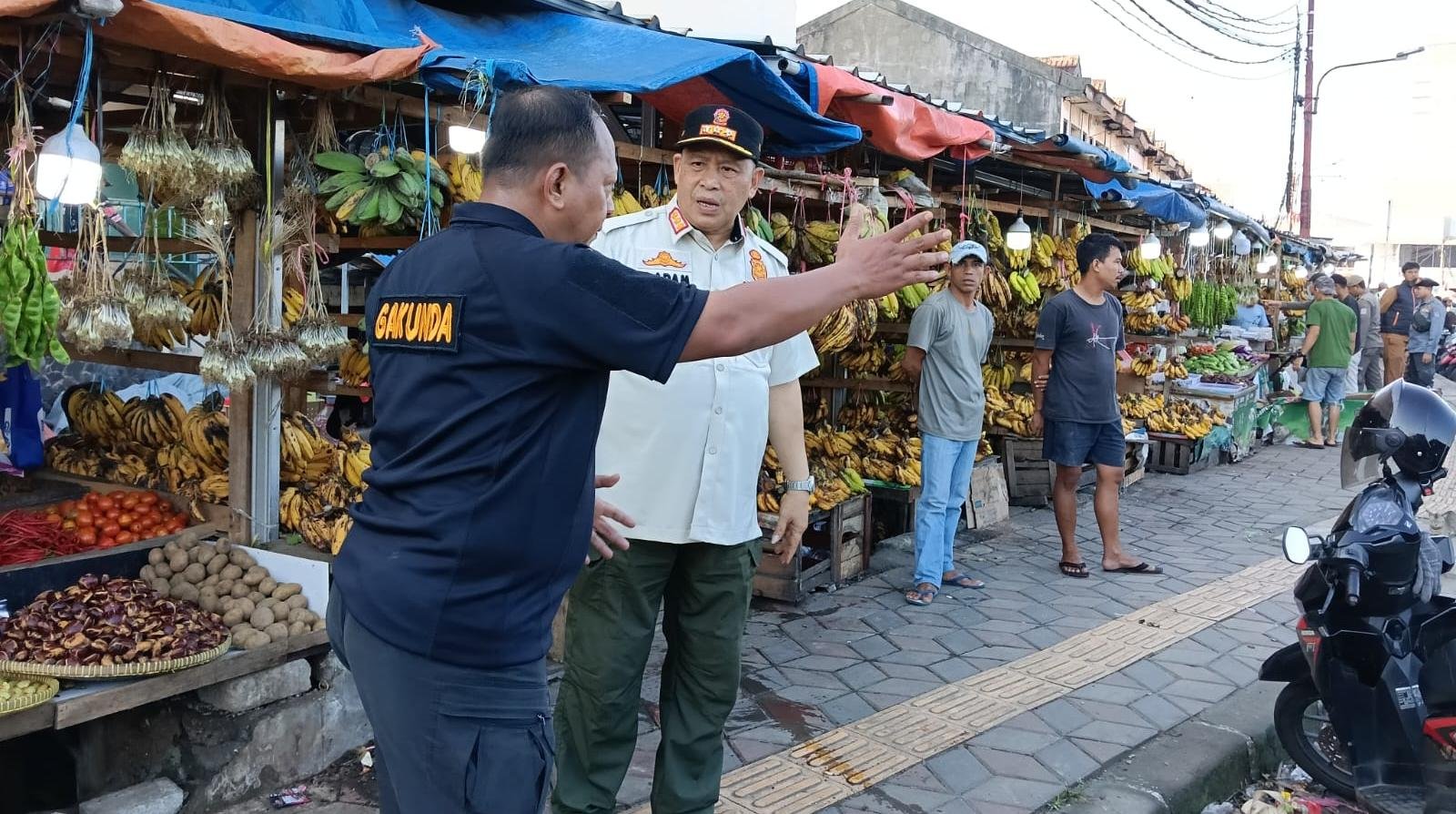 Pemkot Tangsel tertibkan parkir liar di Pasar Ciputat secara persuasif untuk mengurai kemacetan dan tingkatkan ketertiban.