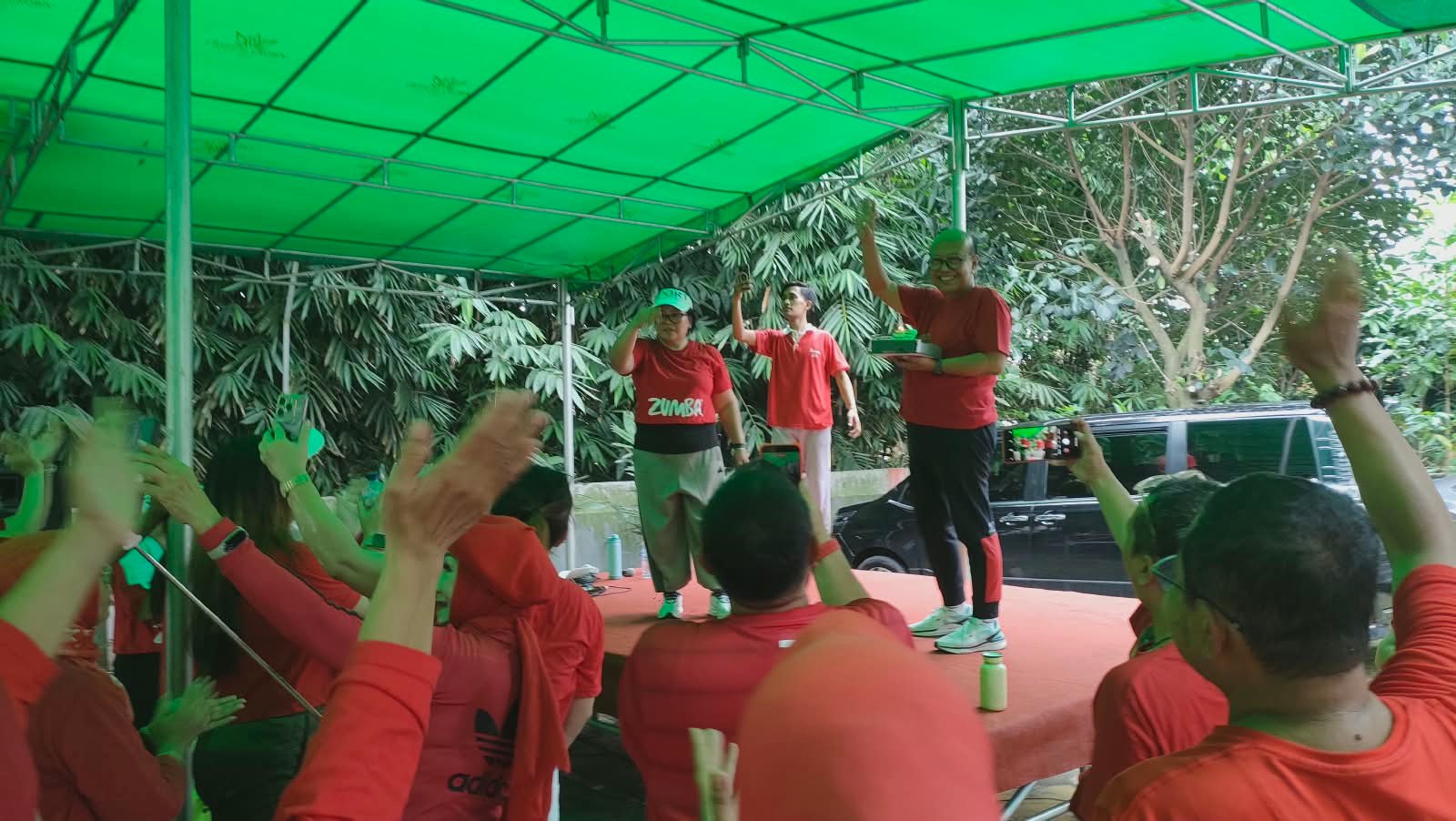 Ananta Wahana menggelar senam zumba bersama warga di Padepokan Karang Tumaritis, Kelapa Dua, Tangerang, penuh sukacita.