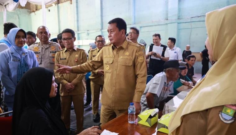 Bupati Tangerang meninjau bakti sosial HUT ke-80 TNI AU di Satrad 401 Tanjung Kait yang melayani ratusan warga di Mauk.