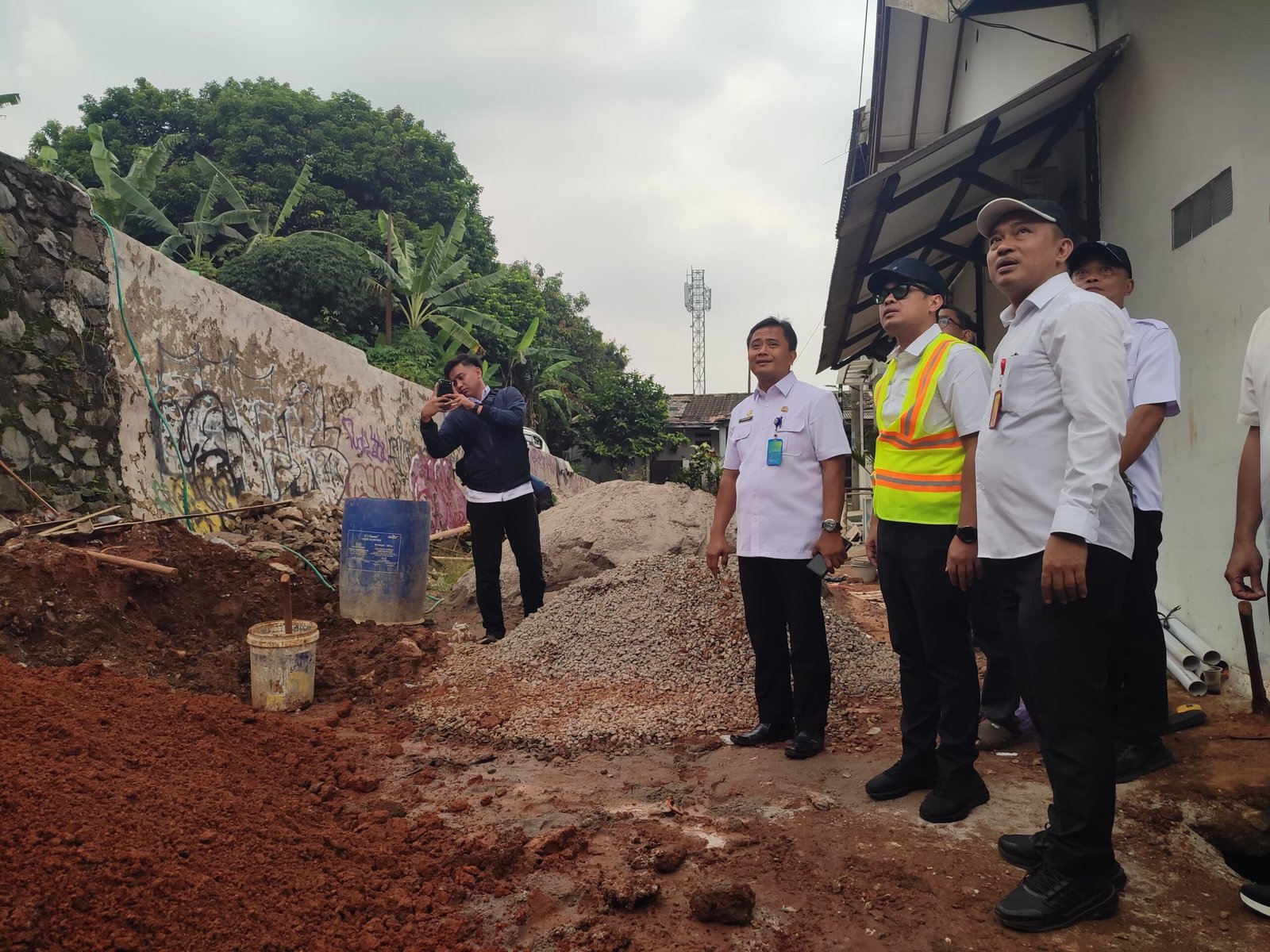 Pemkot Tangsel siapkan normalisasi sungai, long storage, dan perbaikan drainase untuk atasi banjir serta longsor di wilayahnya.