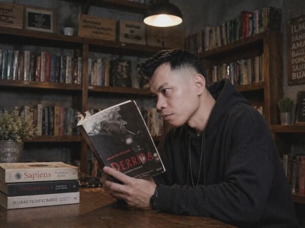 Membaca Derrida, Menempuh Tasawuf: Dari Dekonstruksi Menuju Kesadaran Ilahiah