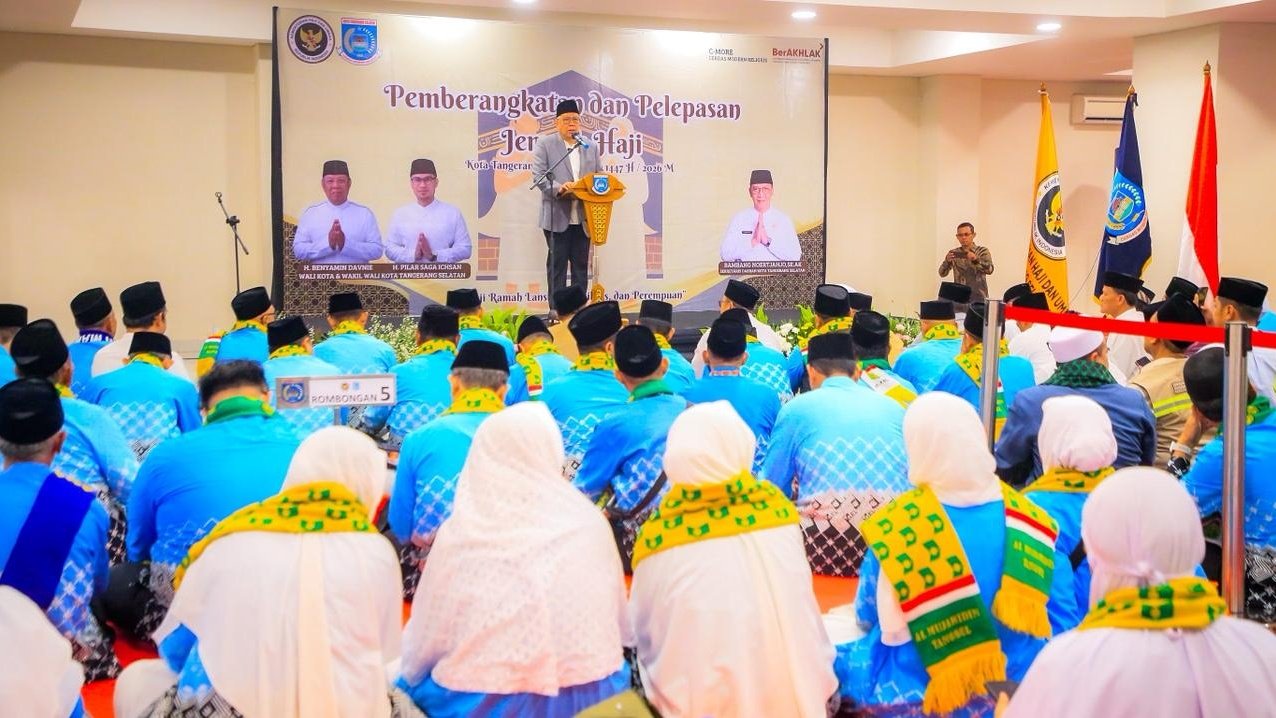 Pelepasan 393 jemaah haji Tangsel kloter pertama di Islamic Center Baiturrahmi, Wali Kota Benyamin Davnie berharap ibadah lancar dan mabrur.