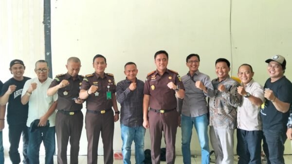 Kajari Tangerang halalbihalal dengan FKJKT, perkuat sinergi kejaksaan dan jurnalis serta dorong keterbukaan informasi publik.