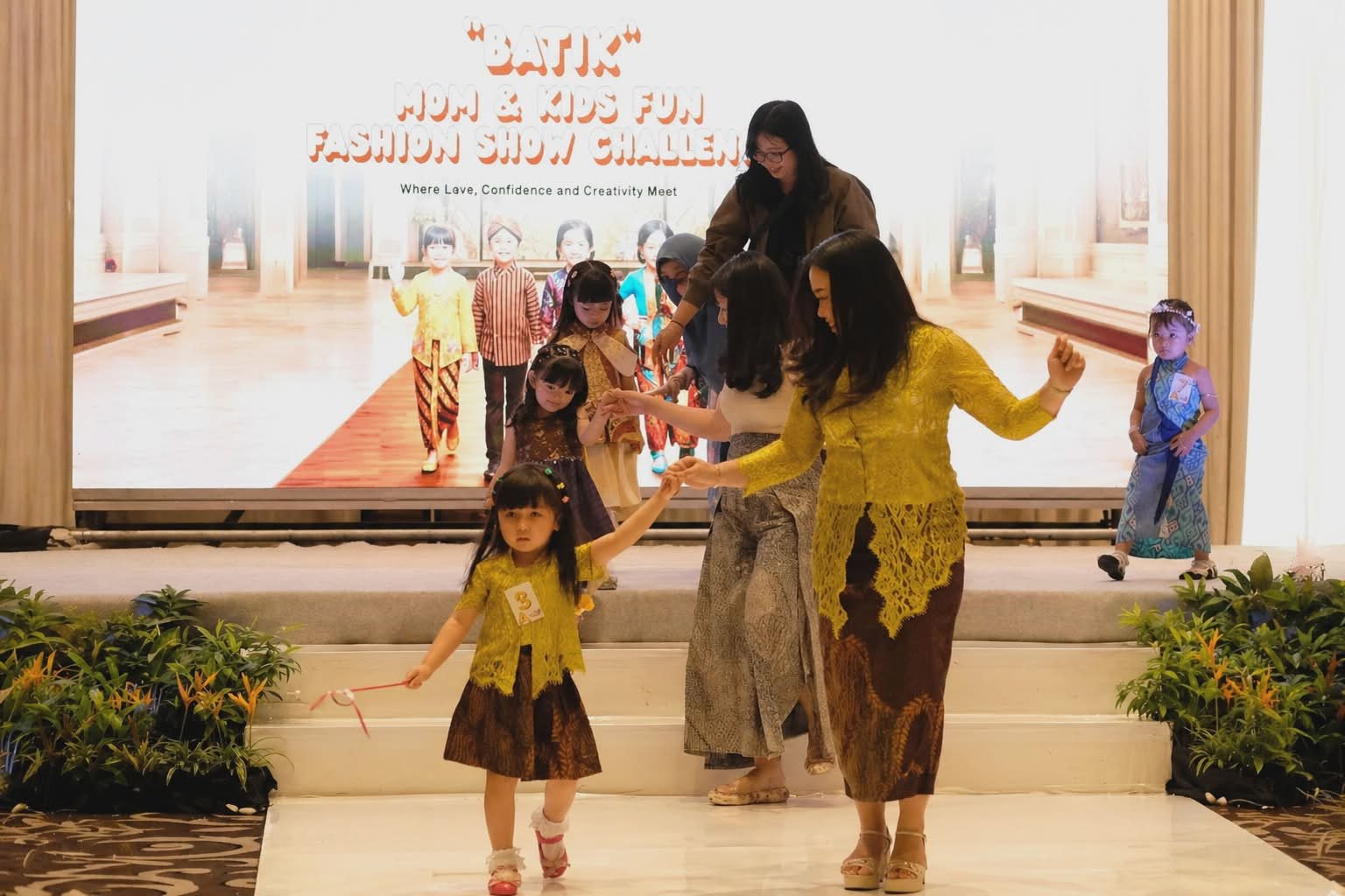 Atria Hotel Gading Serpong rayakan Hari Kartini lewat lomba fashion show ibu dan anak, tampilkan batik dan kebersamaan.