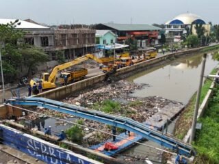 Pemkot Tangerang Turunkan Alat Berat untuk Atasi Sampah di Kali Ledug Periuk