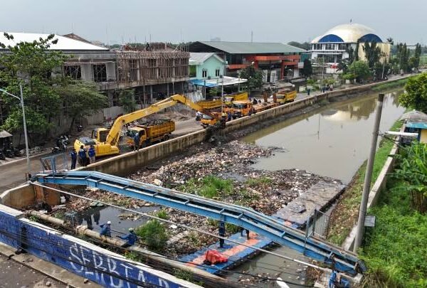 Pemkot Tangerang Turunkan Alat Berat untuk Atasi Sampah di Kali Ledug Periuk