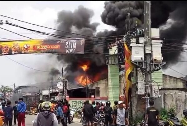 Bengkel di Pamulang Terbakar, Diduga Korsleting Listrik, Kerugian Rp3,5 Miliar