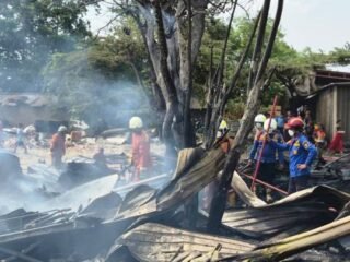 BPBD Kota Tangerang Gerak Cepat Padamkan Kebakaran Limbah di Cibodas