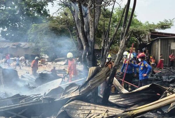 BPBD Kota Tangerang Gerak Cepat Padamkan Kebakaran Limbah di Cibodas