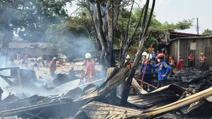 BPBD Kota Tangerang sigap padamkan kebakaran limbah di Cibodas, 10 armada dikerahkan, api berhasil dikendalikan.