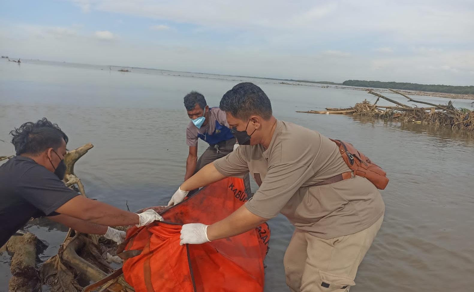 Pelajar 16 tahun ditemukan tewas di muara Kaliadem Sukadiri. Polisi selidiki dugaan tawuran dan periksa saksi serta bukti di TKP.