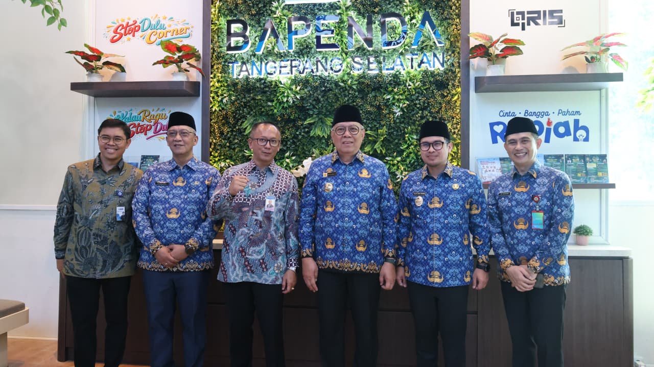 Pemkot Tangsel beri penghargaan ASN berprestasi, Bapenda raih Zona Integritas Awards, dorong inovasi layanan publik.