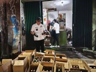 Pemkot Tangerang sita 400 botol miras di Karang Tengah. Toko ilegal digerebek, pelaku terancam sanksi tipiring dan dimusnahkan.