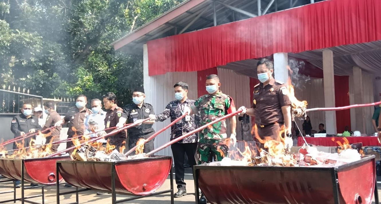 Kejari Kabupaten Tangerang musnahkan 117.200 batang rokok ilegal dan barang bukti lain dari 63 perkara yang telah inkrah.