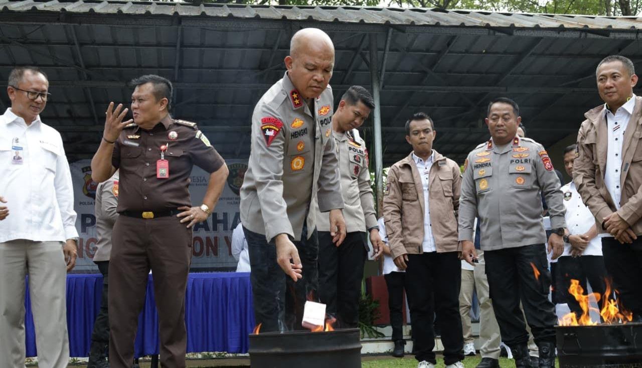 Polda Banten musnahkan 8.527 lembar uang palsu hasil temuan BI, upaya jaga stabilitas ekonomi dan kepercayaan terhadap rupiah.