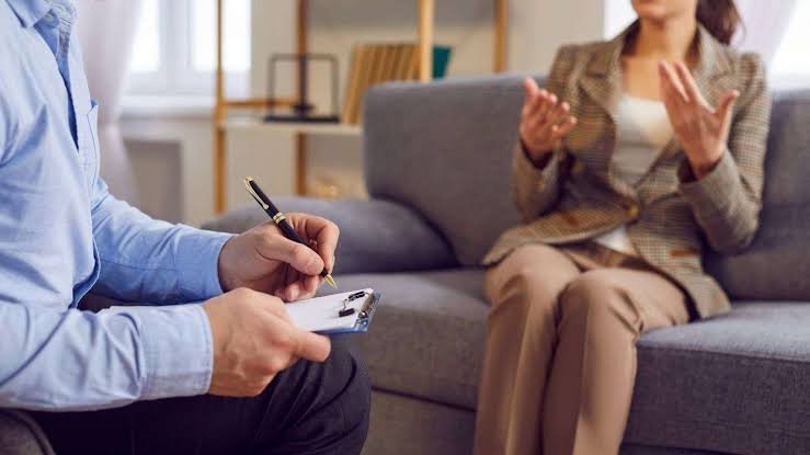 Kenali perbedaan psikolog dan psikiater agar tidak salah memilih penanganan kesehatan mental sesuai kondisi yang Anda alami.