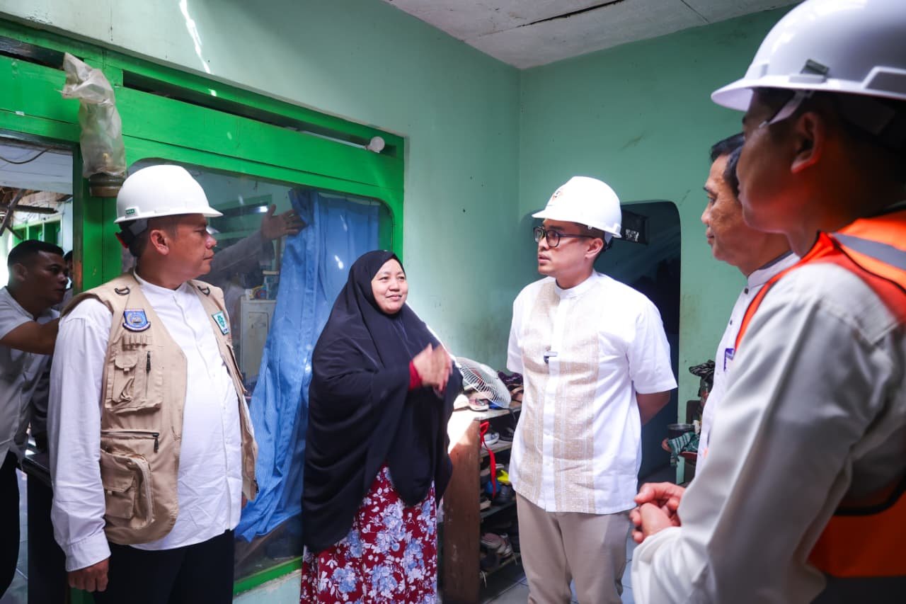 Pilar Saga Ichsan tangani laporan warga via DM terkait rumah nyaris roboh di Pamulang dan langsung turun ke lokasi.