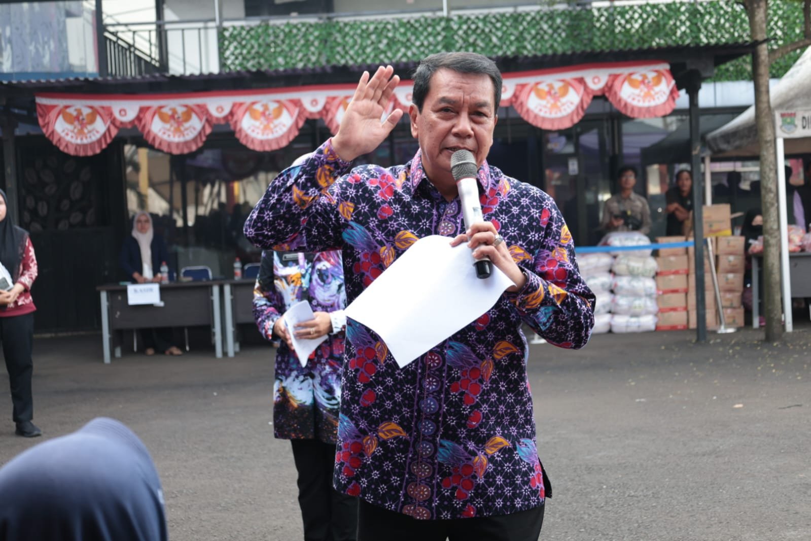 Bupati Tangerang buka Warteksi di Cikupa, warga bisa beli sembako hingga 50 persen lebih murah lewat subsidi Pemkab.