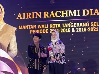 Benyamin Davnie menyebut Airin sebagai arsitek kemajuan Tangsel usai meraih penghargaan nasional pembangunan daerah.