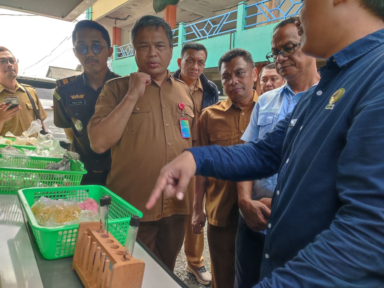 BPOM Tangerang Raya menemukan makanan mengandung formalin dan pewarna tekstil saat sidak pangan di Pasar Serpong, Tangsel.