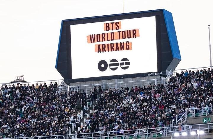 BTS dikabarkan akan menggelar konser di GBK Jakarta pada 26-27 Desember 2026. Harga tiket mulai Rp1,8 juta hingga VIP Package.
