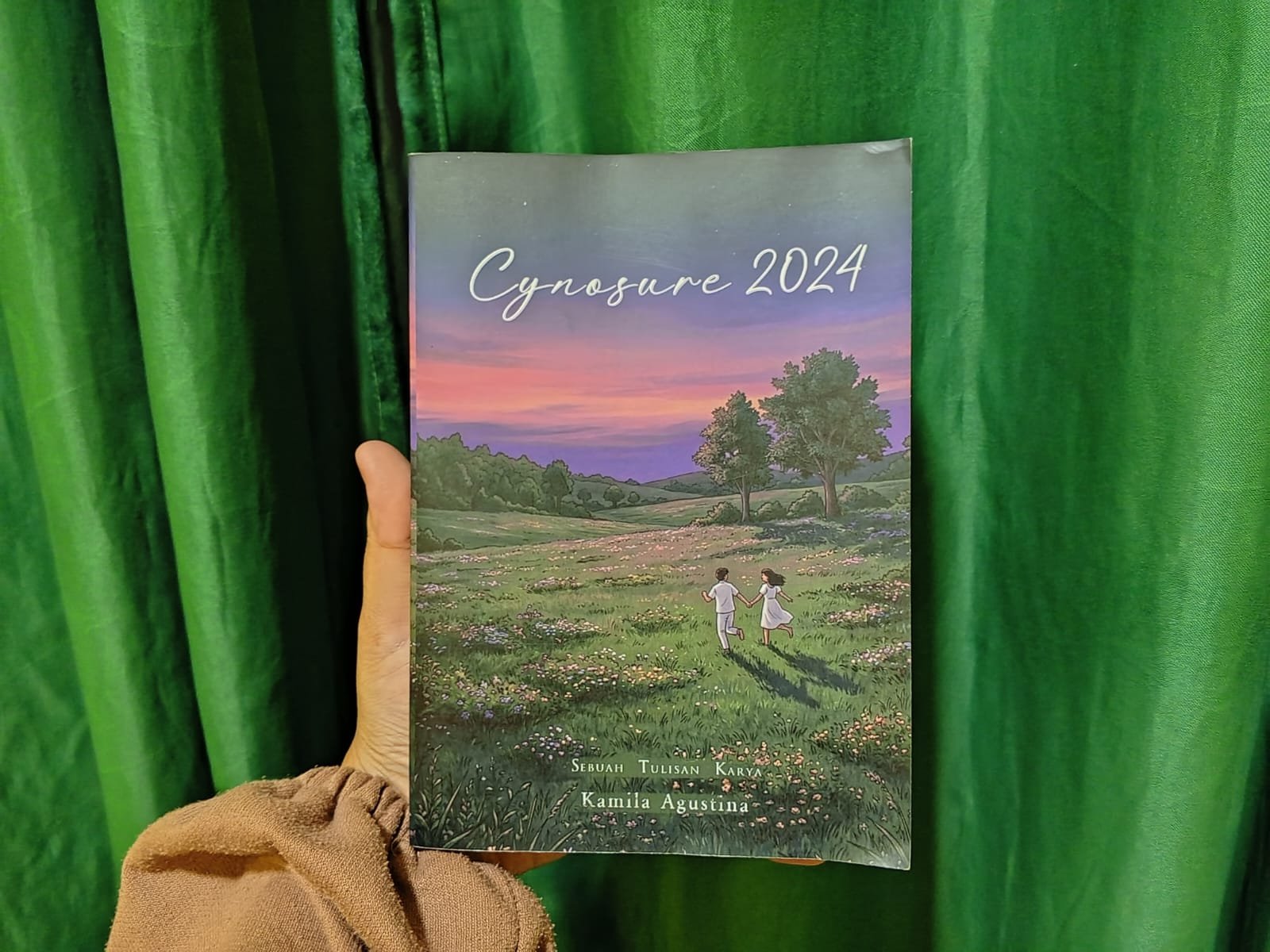 Novelis muda asal Tangerang, Kamila Agustina, kembali merilis buku ketiganya bertajuk “CYNOSURE 2024” yang terinspirasi kisah nyata.