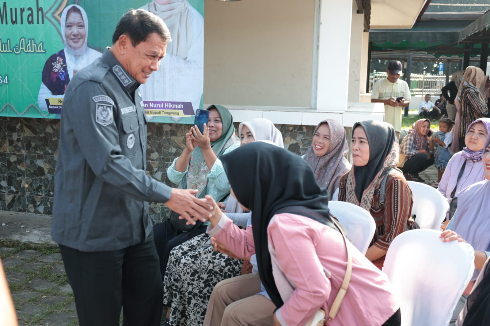 Bupati Tangerang meninjau penjualan sembako murah GPM di Tigaraksa untuk memastikan distribusi berjalan lancar dan tepat sasaran.
