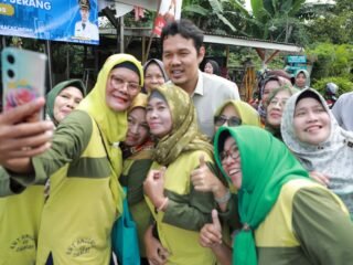 Kunjungi BSD Anggrek Perumnas Ciracas, Puluhan Emak-emak Curhat ke Agis Soal Penguatan Ekonomi Keluarga