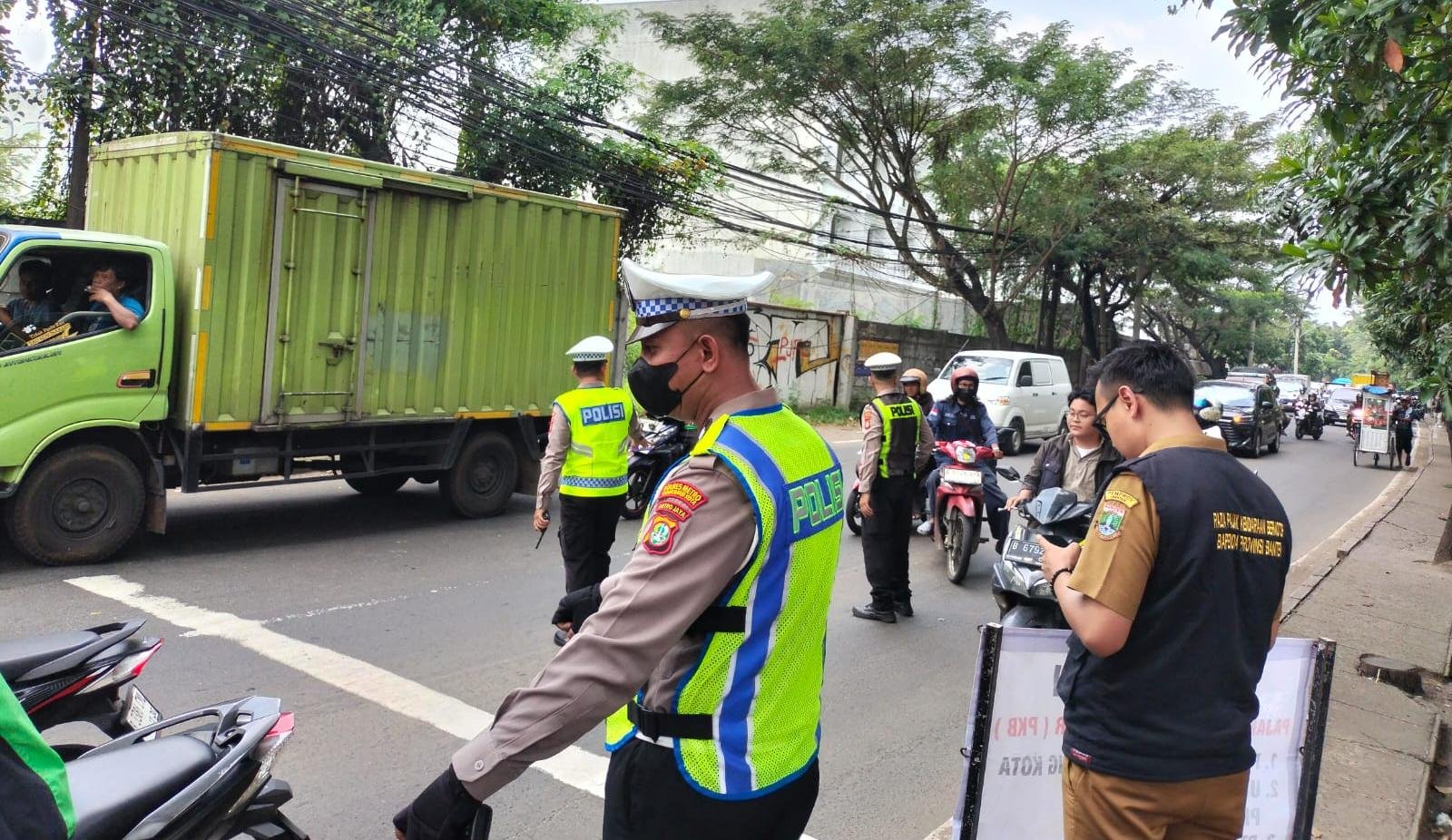 Samsat Cikokol gelar razia pajak kendaraan di Karawaci. Wajib pajak yang terjaring bisa langsung bayar lewat layanan Samling.