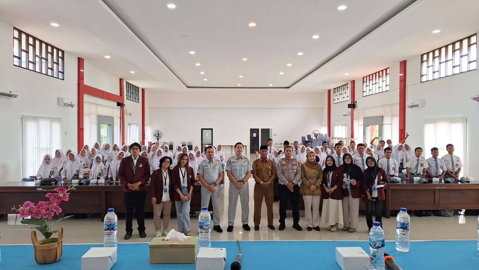 Mahasiswa Untirta gelar seminar safety riding di SMKN 4 Kota Serang guna meningkatkan kesadaran tertib berlalu lintas.