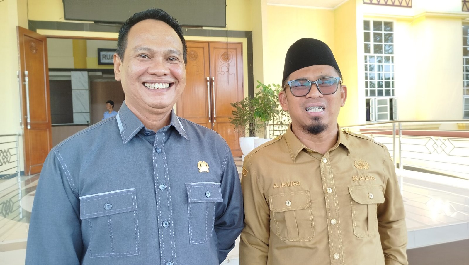 Anggota Komisi IV DPRD Kota Serang Cahya Fierdaus (kiri) bersama Kepala Dinas Pendidikan dan Kebudayaan Kota Serang Ahmad Nuri (kanan)