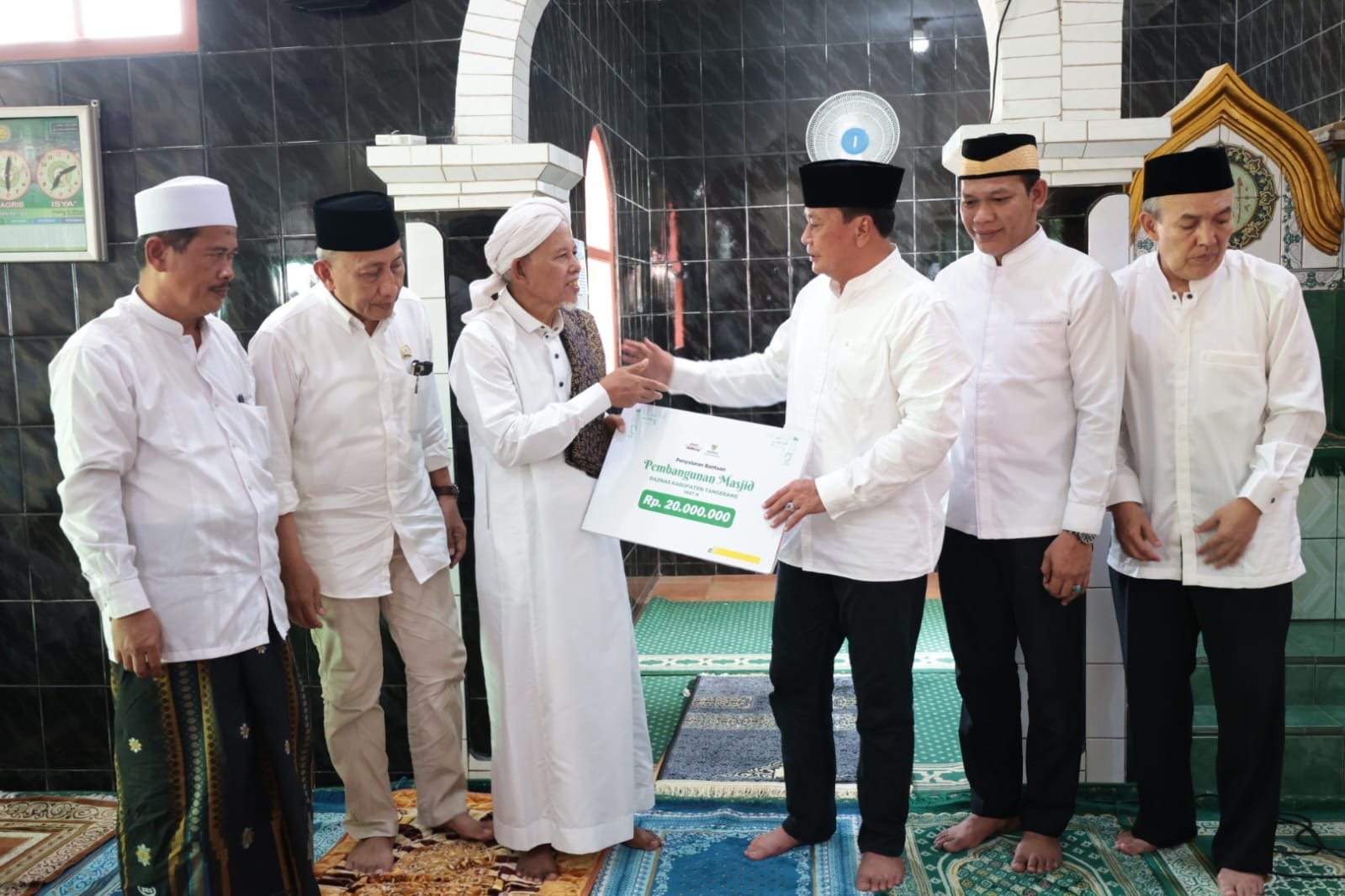 Bupati Tangerang Maesyal Rasyid menghadiri Jumling di Legok sekaligus menyerahkan bantuan untuk kemakmuran masjid.